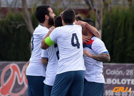 Los jugadores del Albolote CF celebran el primer gol ante el Huétor Tájar B (GRJ)