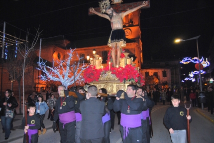 Un momento de la procesión con la imagen del Cristo a su paso por la Plaza del Ayuntamiento. 