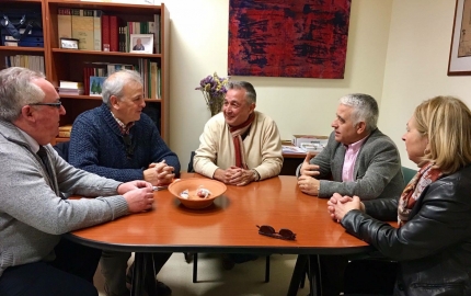 Funes, derecha, en la reunión con el director del IES Aricel, centro, acompañado de los dos concejales de C´s Albolote,