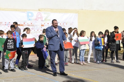 El delegado de educación, Germán Morales, celebra el día de la paz en el colegio Abadía 