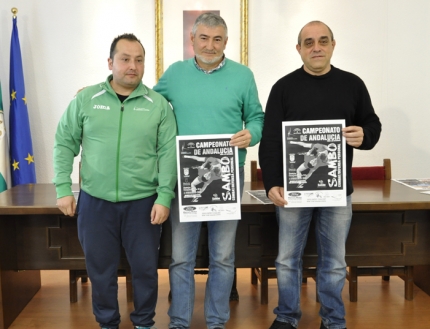 De izda a dcha, Blas González, Diego Valero, concejal de Deportes, y Ramiro Sampedro, el delegado de la Federación de Lucha, tras la presentación del torneo. 