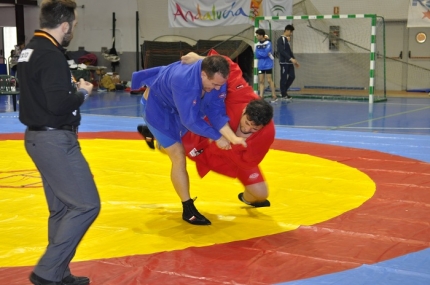 Un momento de la lucha sambo en la competición disputada en Albolote 