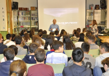 Un momento de una de las charlas ofrecidas en la Biblioteca del IES