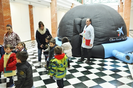 Un grupo de escolares de Infantil tras una de las sesiones del Planetario.