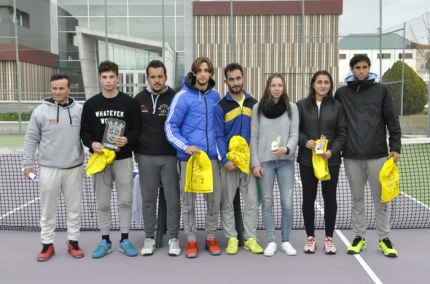 Finalista y semifinalistas junto a los jueces de silla posan al final de la entrega de trofeos. 