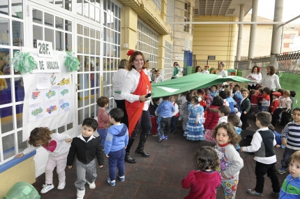 Niños y niñas de la guardería La Encina celebrando el día de Andalucía 