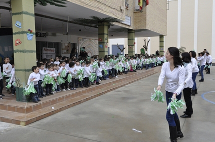 El alumnado del colegio Lucilo Carvajal durante la interpretación del himno de Andalucía.