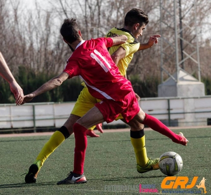 Una jugada del partido entre FC Cubillas y CD Abes (VICENTE CARVAJAL)