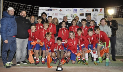 Los jugadores del Granada Alevín posan con el trofeo de campeones del Mundialito de Albolote.