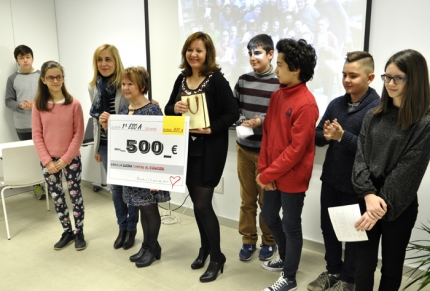 Momento de la entrega de la recaudación a los miembros de la Junta Local de la AECC