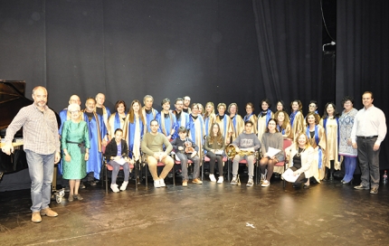 Ganadores del certamen de música junto al jurado del premio.