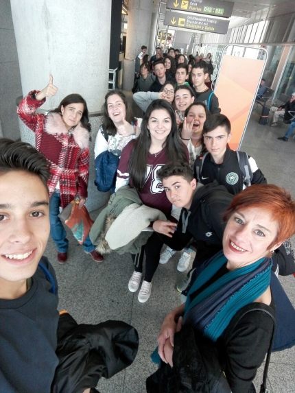 El grupo, en el aeropuerto de Málaga antes de tomar el avión rumbo a Francia. 