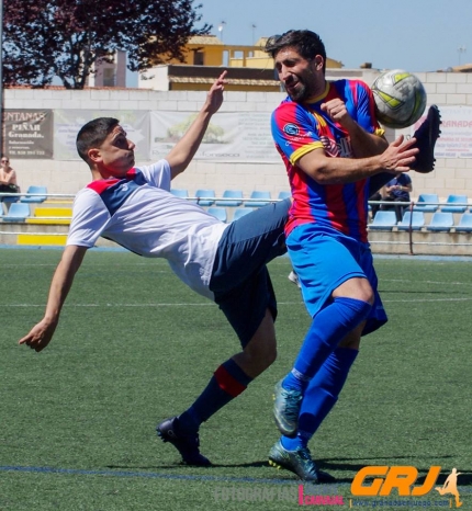 Noe, jugador del Albolote CF, pugna con Juani por el balón en Peligros (GRJ)