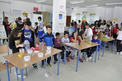 Diferentes talleres durante la semana de la ciencia en el colegio Tínar.