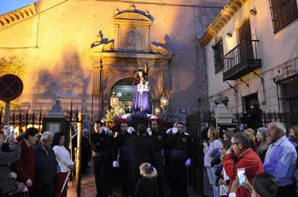 El Cristo Nazareno sale del templo de Albolote en la noche del Viernes Santo.