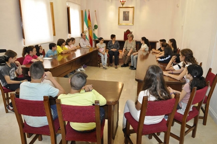 Escolares del Tínar durante la reunión en el Ayuntamiento.