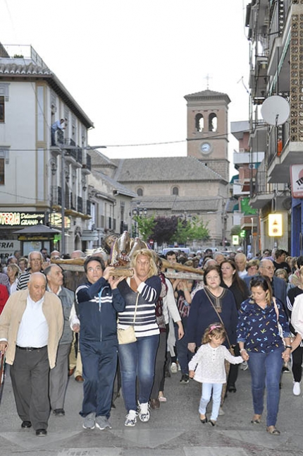 El Cristo de la Salud es portado a hombros por la calle Granada en el aniversario del terremoto de 1956.