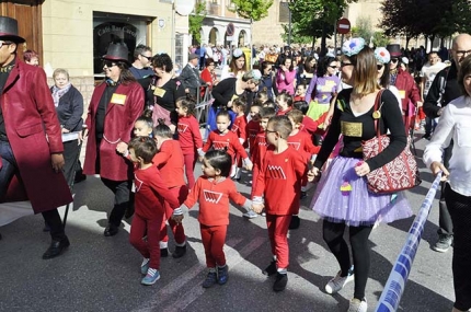 Escolares de Infantil en el pasacalles de la Semana del Libro.