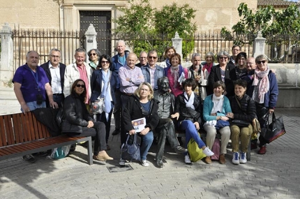 Miembros de la coral francesa y la de Albolote en la Plaza de España.