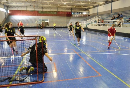 Una de las jugadas del partido que enfrentó a Nazaríes con Escorial en el pabellón de Albolote.