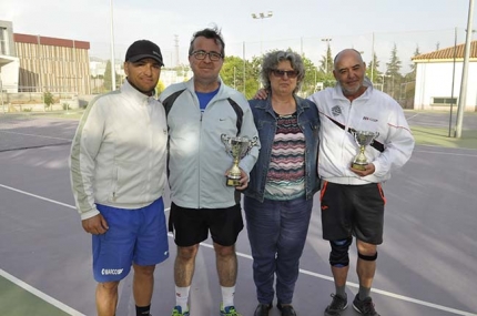 La alcaldesa entregó los trofeos en la última final de veteranos 45.