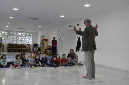 Un momento de la actuación con alumnos del centro infantil de El Chaparral 