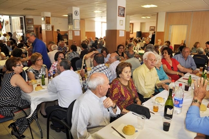 Tradicional comida en el club de jubilados.