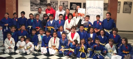 Foto de grupo de los judokas con sus nuevos cinturones.  