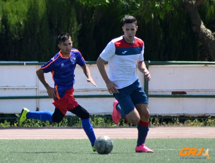 Adam conduce el cuero ante la presión de un jugador del CD Abes (GRJ)