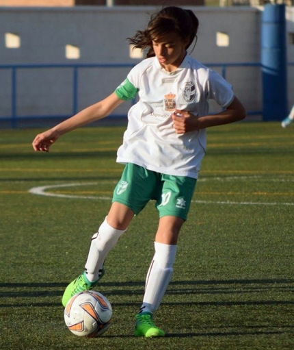 Marta Pérez, conduce un balón con la camiseta de la selección granadina sub 12 de la que es capitana.