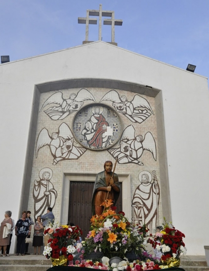 Fachada de la iglesia de El Chaparral en el momento de la salida del Patrón