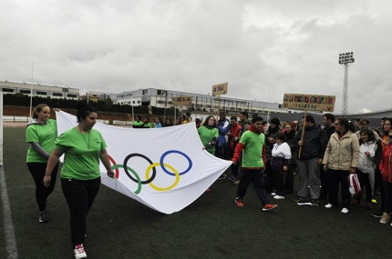 Bandera Olímpica durante el desfile de los juegos DiSCAP del año pasado. 