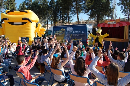 Alumnado del Colegio Tínar durante una de las actividades de la campaña de reciclaje en el patio del colegio. 