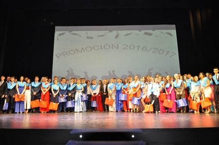 Alumnado del IES Aricel posa con sus becas al final del acto de graduación.