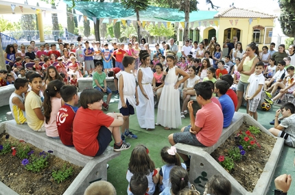 Inauguración del Ágora Abadía, con un grupo de alumnos ataviados con indumentaria de la Grecia antigua.