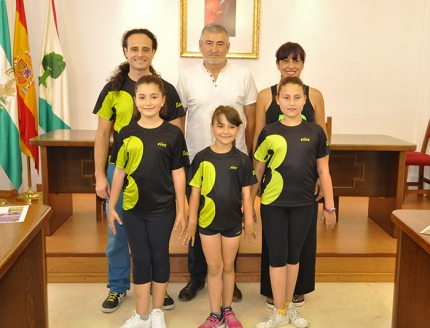 El concejal de Deportes (centro) junto a varios entrenadores y alumnas del Club Balans en la recepción ofrecida en el Salón Municipal de Plenos. 