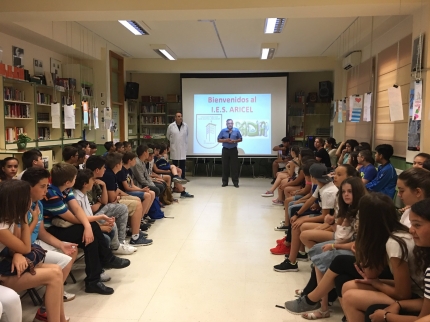 Acto de bienvenida a varios grupos de sexto de primaria. 