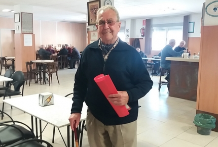 Pepe García, con su libretilla roja donde apunta los refranes, en la sede del Club de Jubilados de Albolote 