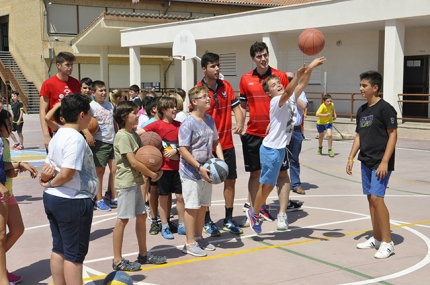 Los escolares del colegio Tínar juegan al baloncesto con jugadores de la Fundación CB Granada.