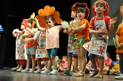 Un  momento de la actuación de la gala de fin de curso del colegio Lucilo Carvajal 