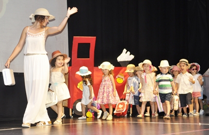 Un grupo de alumnos de la escuela infantil El Parque durante su aparición en el escenario de la Casa de la Cultura.