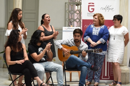 Un momento de la presentación del programa el que aparecen actuando los jóvenes flamencos Ana Vilches, Álvaro Pérez El Martinete, Virginia Abril, Antonio Gómez El Turry y Marta La Niña junto a la diputada y la concejala de Albolote/ J.GROSSO