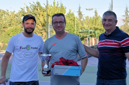 Los finalistas, Alberto Folgoso, centro, y Rafa Orihuela, izquierda, en la entrega de trofeos con el concejal de Deportes, Diego Valero, derecha. 