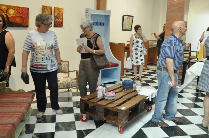 La alcaldesa, Concepción Ramírez, junto a las mujeres de AMEFA en la inauguración de la exposición 