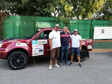 El piloto, Sergio Moreno, junto al concejal de deportes, Diego Valero y al copiloto Juanpe Camino  