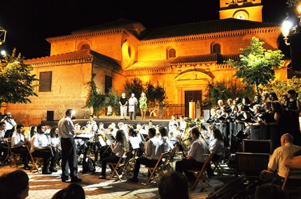 Un momento del pregón de fiestas de 2015 celebrado en la Plaza de España.