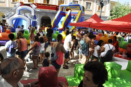 Ambiente que se ha vivido a mediodía en la Plaza de España de Albolote en el segundo día de las fiestas. 