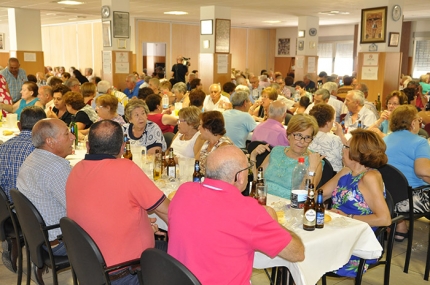 Lleno absoluto a mediodía del viernes 4 de agosto en la comida de los mayores en el Club de Jubilados