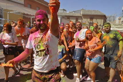 Un momento de la marcha, en la que nadie ha quedado a salvo de los polvos de colores. 