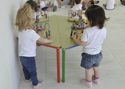 Unas niñas juegan en una escuela infantil.